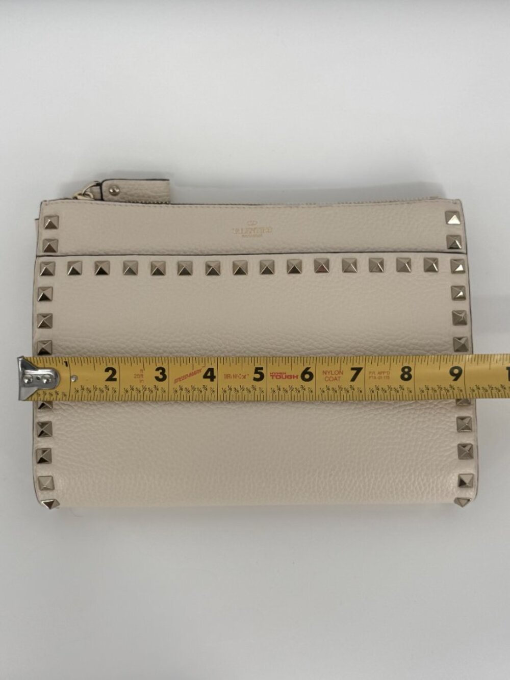 Valentino Garavani Rockstud Wristlet Pouch in Pebbled Calfskin - Picture 8 of 12
